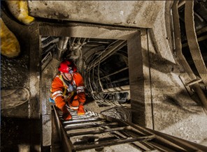 Trabajo de montaje dentro de un pique
