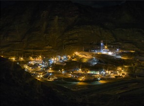 Unidad minera de noche