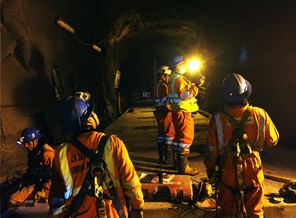 Cuadrilla en labor subterránea
